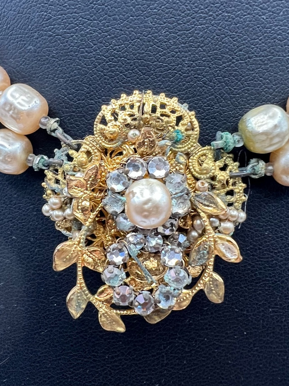 Unsigned Miriam Haskel Faux Pearl Chiker Necklace w/ Filagree Centerpiece - Picture 3 of 12